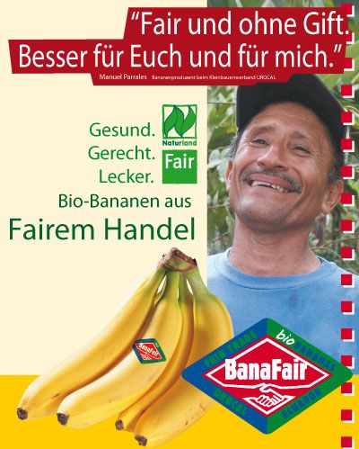 Mann lächelt neben Bio-Bananen mit Fair-Trade-Logo und Slogan für fairen und giftfreien Handel.
