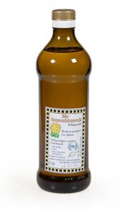Eine Flasche Bio Sonnenblumenöl aus Glas mit Etikett und goldfarbener Kappe vor weißem Hintergrund