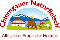 Logo von Chiemgauer Naturfleisch mit Bergen, Sonne, Kuh, Schwein und Bauernhaus