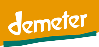 Demeter Logo mit weißem Schriftzug auf orangefarbenem Hintergrund und grünem Wellenband darunter