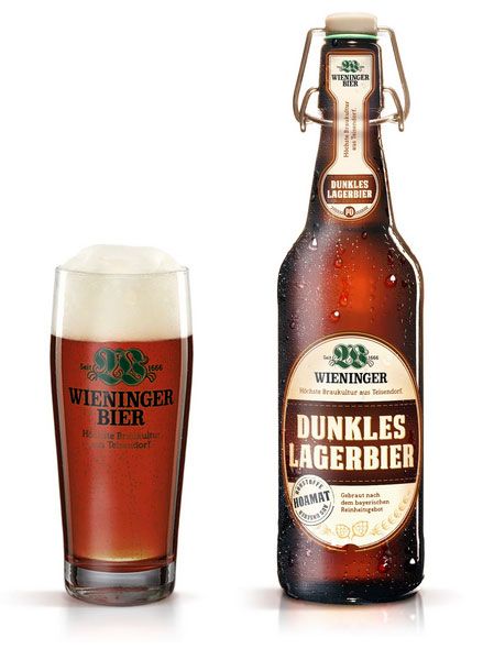Flasche und Glas mit Wiener Dunkles Lagerbier, tropfnass und mit Schaumkrone