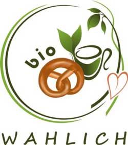 Logo mit Brezel, Tasse und grünen Blättern, Schriftzug bio WAHLICH in Kreisdesign