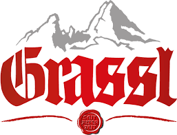 Logo mit roten Schriftzug Grassl vor stilisierten grauen Bergen und rotem Siegel