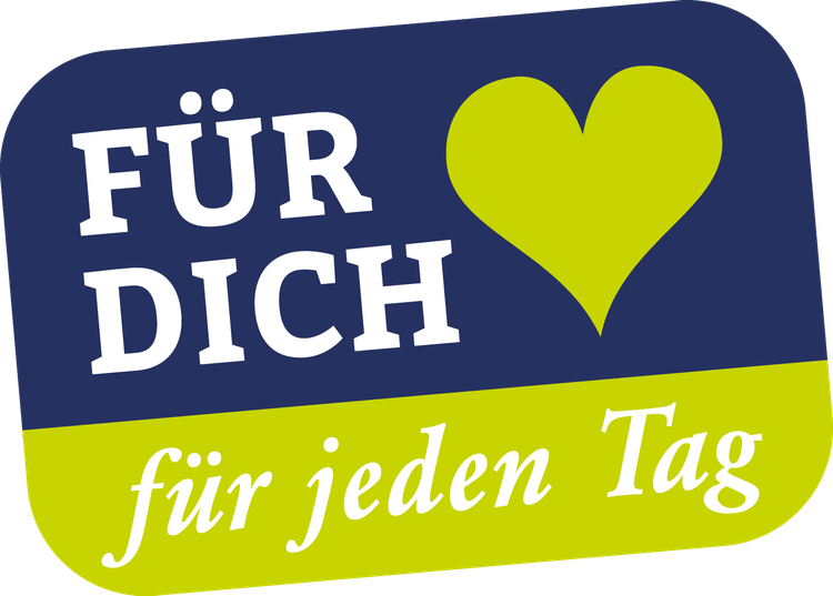 Schild mit Text Für Dich und Herzsymbol für jeden Tag auf blauem und grünem Hintergrund