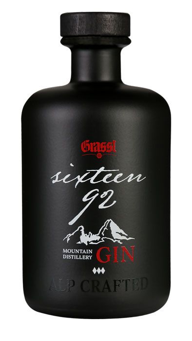 Schwarze Gin-Flasche mit rotem und weißem Text, Berglogo und der Aufschrift Grassl sixteen 92