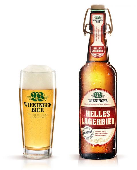 Ein Glas und eine Flasche Wieninger Helles Lagerbier mit Schaum, beide frisch gekühlt.